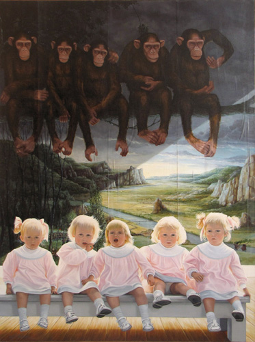 portrait d'enfants assises sur un banc devant un papier peint representant des singes