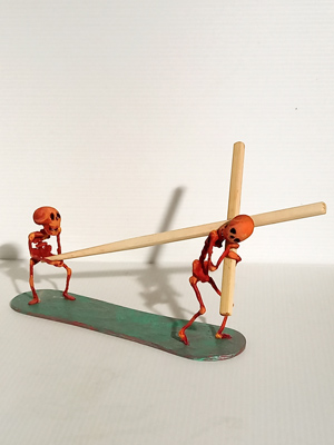 Squelettor « Chacun porte sa croix et celle des autres », Hauteur : 13 cm, longueur : 26 cm. 300 €